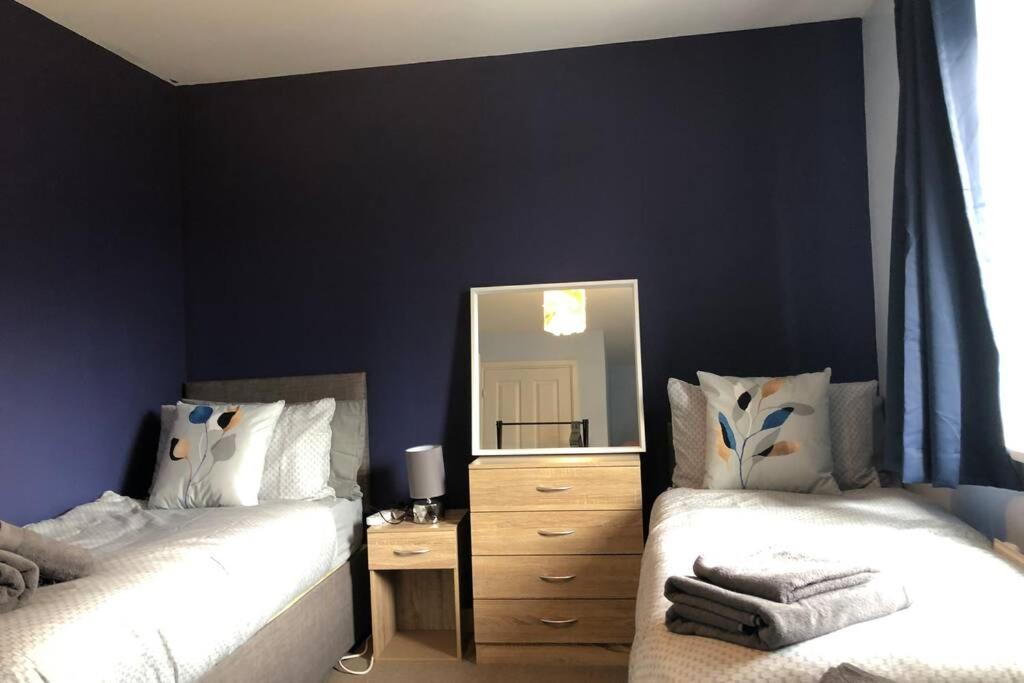 Dudley House **Staycation & Contractors** Sleeps 7 ทิปตัน ภายนอก รูปภาพ