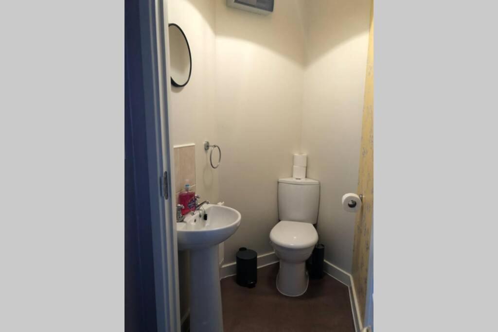 Dudley House **Staycation & Contractors** Sleeps 7 ทิปตัน ภายนอก รูปภาพ