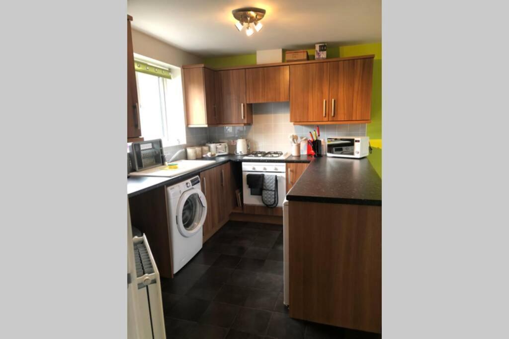 Dudley House **Staycation & Contractors** Sleeps 7 ทิปตัน ภายนอก รูปภาพ