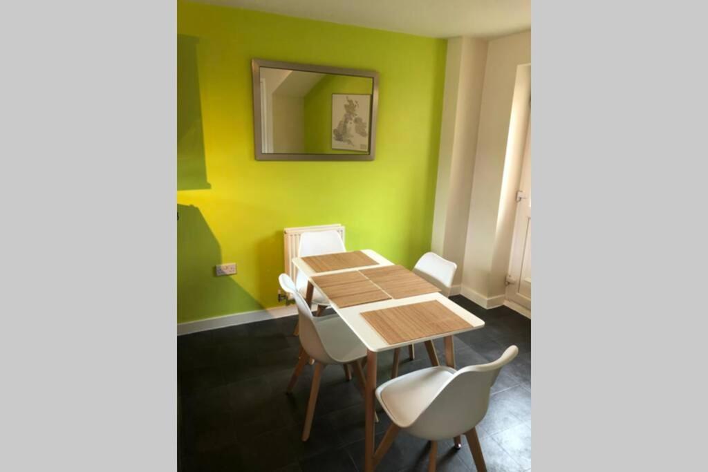 Dudley House **Staycation & Contractors** Sleeps 7 ทิปตัน ภายนอก รูปภาพ