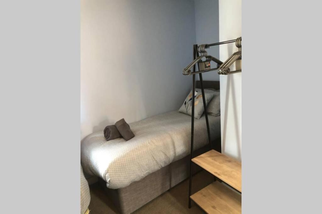 Dudley House **Staycation & Contractors** Sleeps 7 ทิปตัน ภายนอก รูปภาพ