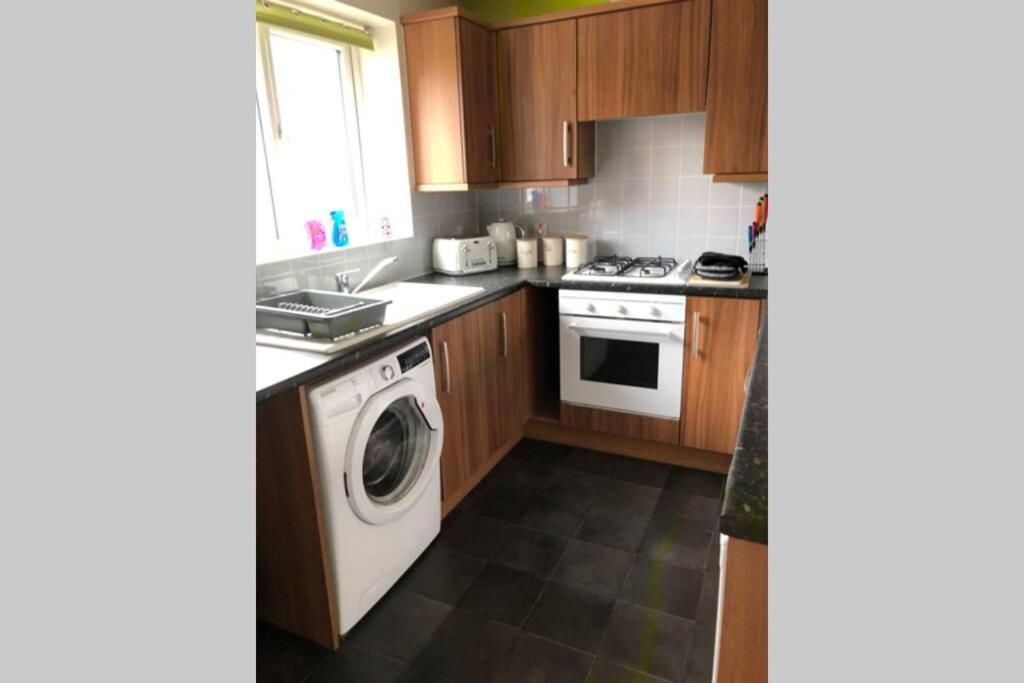 Dudley House **Staycation & Contractors** Sleeps 7 ทิปตัน ภายนอก รูปภาพ